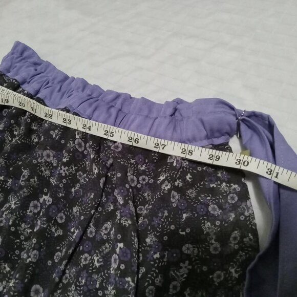 Pretty hand made floral silk skirt on a black background - Picture 6 of 6